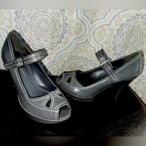 Women’s heels grey with white stitching size 7